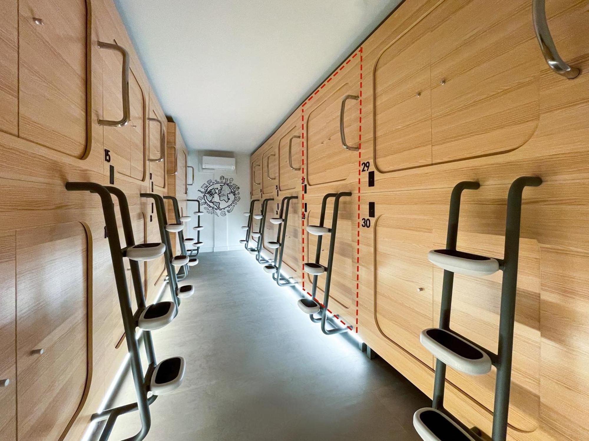 Capsule hotel Airone Capsule *